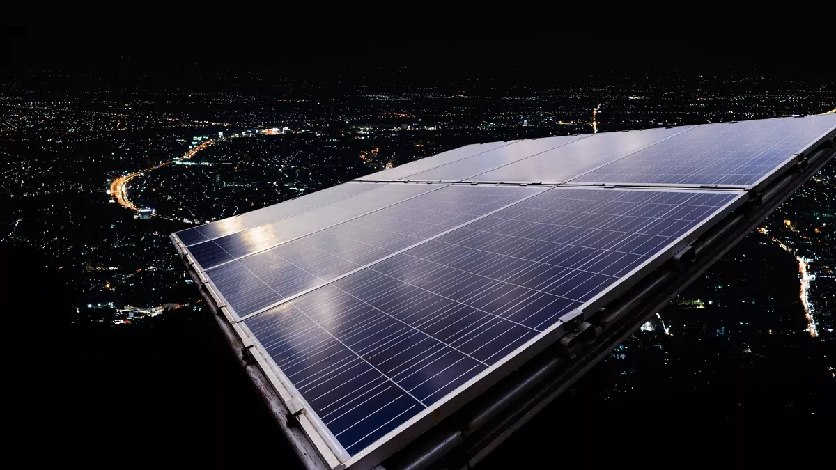 Scientists Create Solar Panels That Continue Producing Power at Night